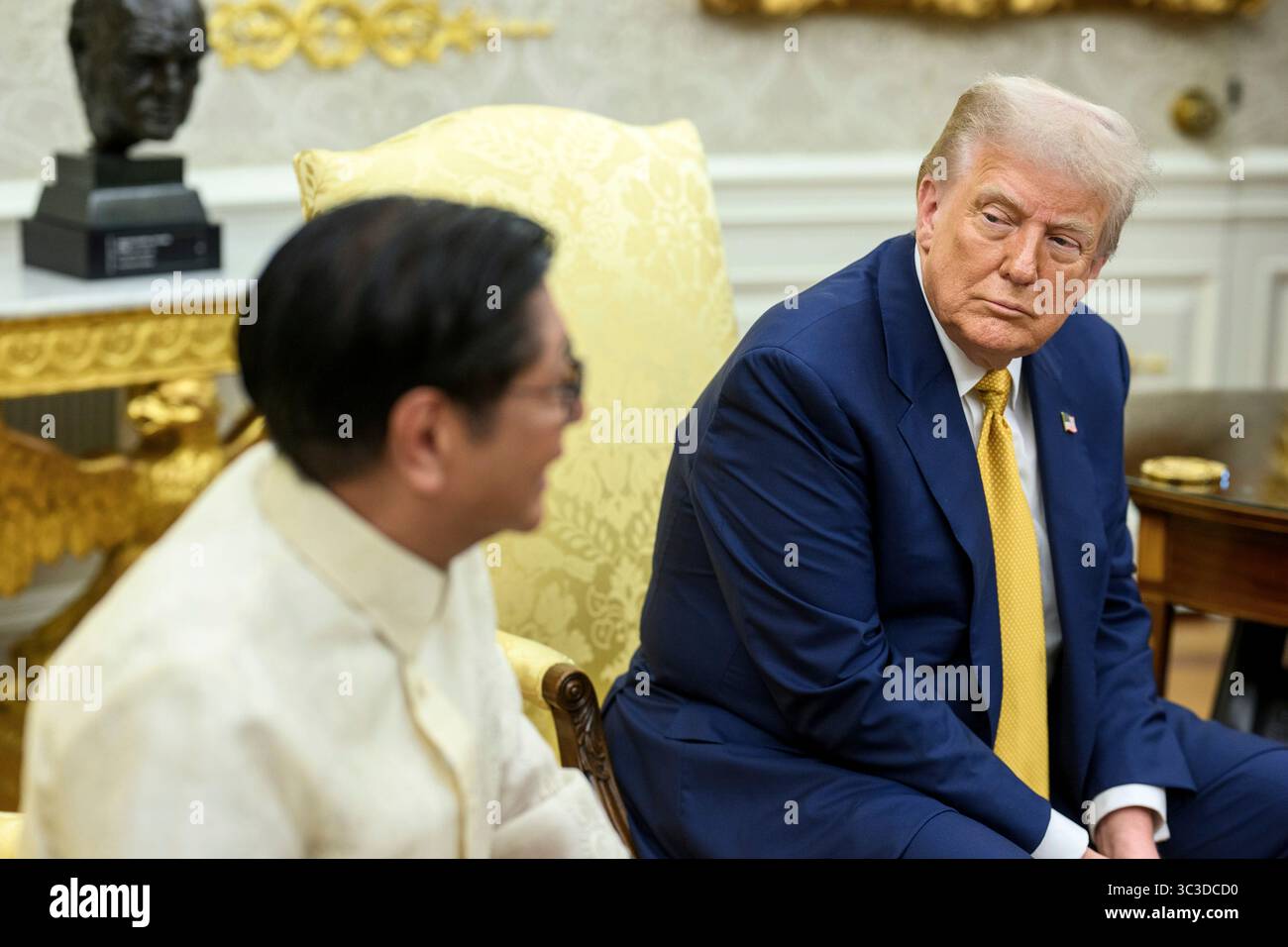 Washington, États-Unis d'Amérique. 22 juillet 2025. Le président américain Donald Trump, à droite, écoute le président philippin Ferdinand Marcos Jr., à gauche, lors d'une réunion bilatérale au Bureau ovale de la Maison Blanche, le 22 juillet 2025 à Washington, DC crédit : Daniel Torok/White House photo/Alamy Live News Banque D'Images