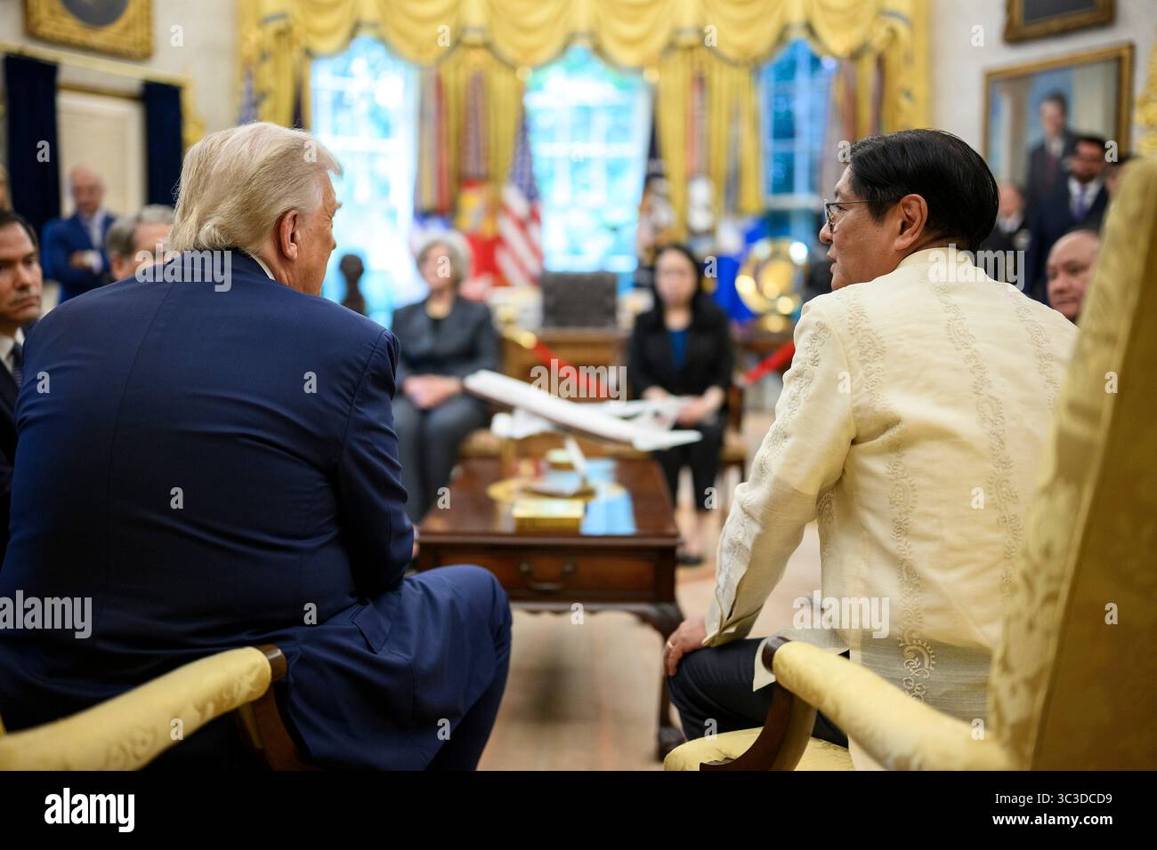 Washington, États-Unis d'Amérique. 22 juillet 2025. Le président américain Donald Trump, à gauche, s'adresse au président philippin Ferdinand Marcos Jr., à droite, lors d'une réunion bilatérale au Bureau ovale de la Maison Blanche, le 22 juillet 2025 à Washington, DC crédit : Daniel Torok/White House photo/Alamy Live News Banque D'Images