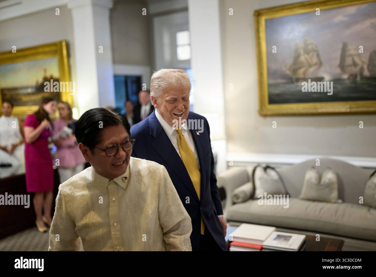 Washington, États-Unis d'Amérique. 22 juillet 2025. Le président américain Donald Trump, à droite, escorte le président philippin Ferdinand Marcos Jr., à gauche, à son arrivée dans le hall de l'aile ouest de la Maison Blanche, le 22 juillet 2025 à Washington, DC crédit : Daniel Torok/White House photo/Alamy Live News Banque D'Images