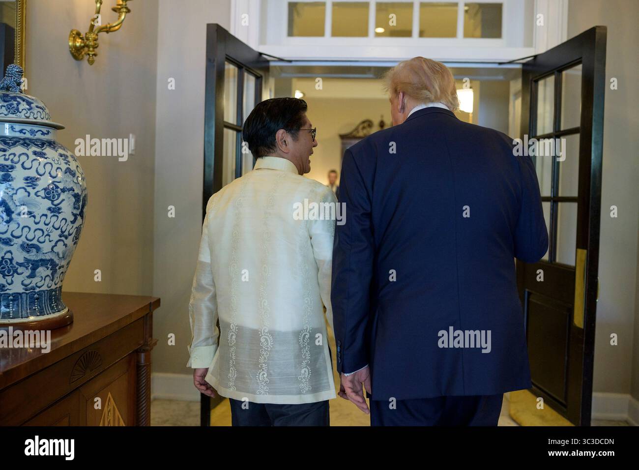 Washington, États-Unis d'Amérique. 22 juillet 2025. Le président américain Donald Trump, à droite, escorte le président philippin Ferdinand Marcos Jr., à gauche, à son arrivée dans le hall de l'aile ouest de la Maison Blanche, le 22 juillet 2025 à Washington, DC crédit : Daniel Torok/White House photo/Alamy Live News Banque D'Images