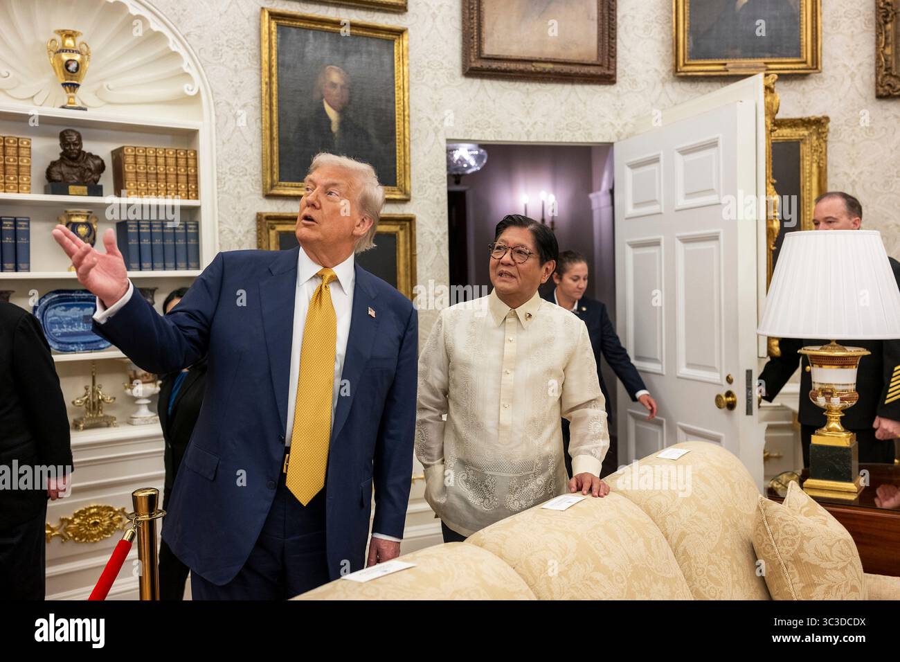 Washington, États-Unis d'Amérique. 22 juillet 2025. Le président américain Donald Trump, montre le président philippin Ferdinand Marcos Jr., à droite, les décorations au Bureau ovale de la Maison Blanche, le 22 juillet 2025 à Washington, DC crédit : Daniel Torok/White House photo/Alamy Live News Banque D'Images