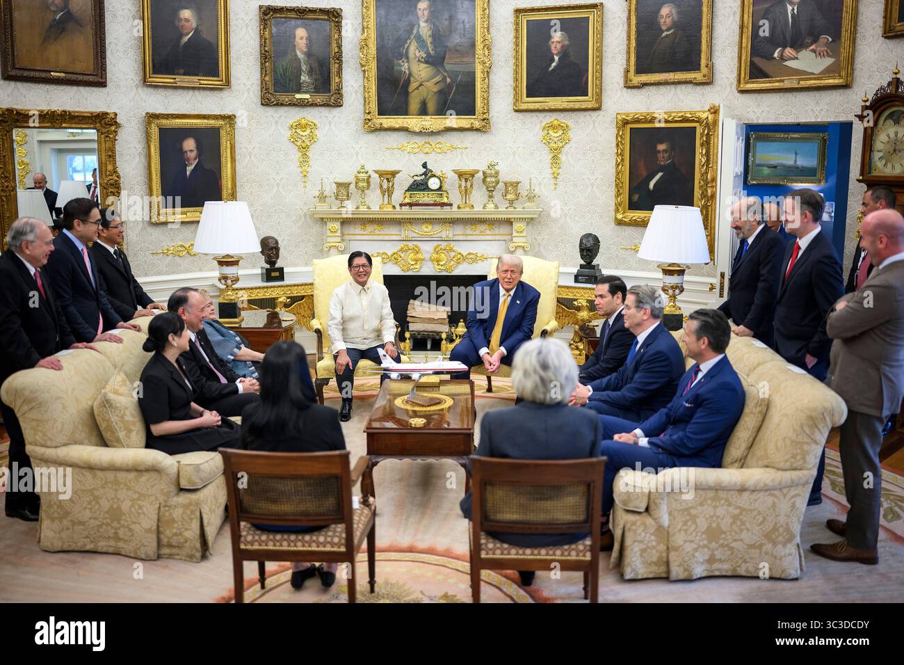 Washington, États-Unis d'Amérique. 22 juillet 2025. Le président américain Donald Trump, commente lors d'une réunion bilatérale avec le président philippin Ferdinand Marcos Jr., au bureau ovale de la Maison Blanche, le 22 juillet 2025 à Washington, DC crédit : Daniel Torok/White House photo/Alamy Live News Banque D'Images