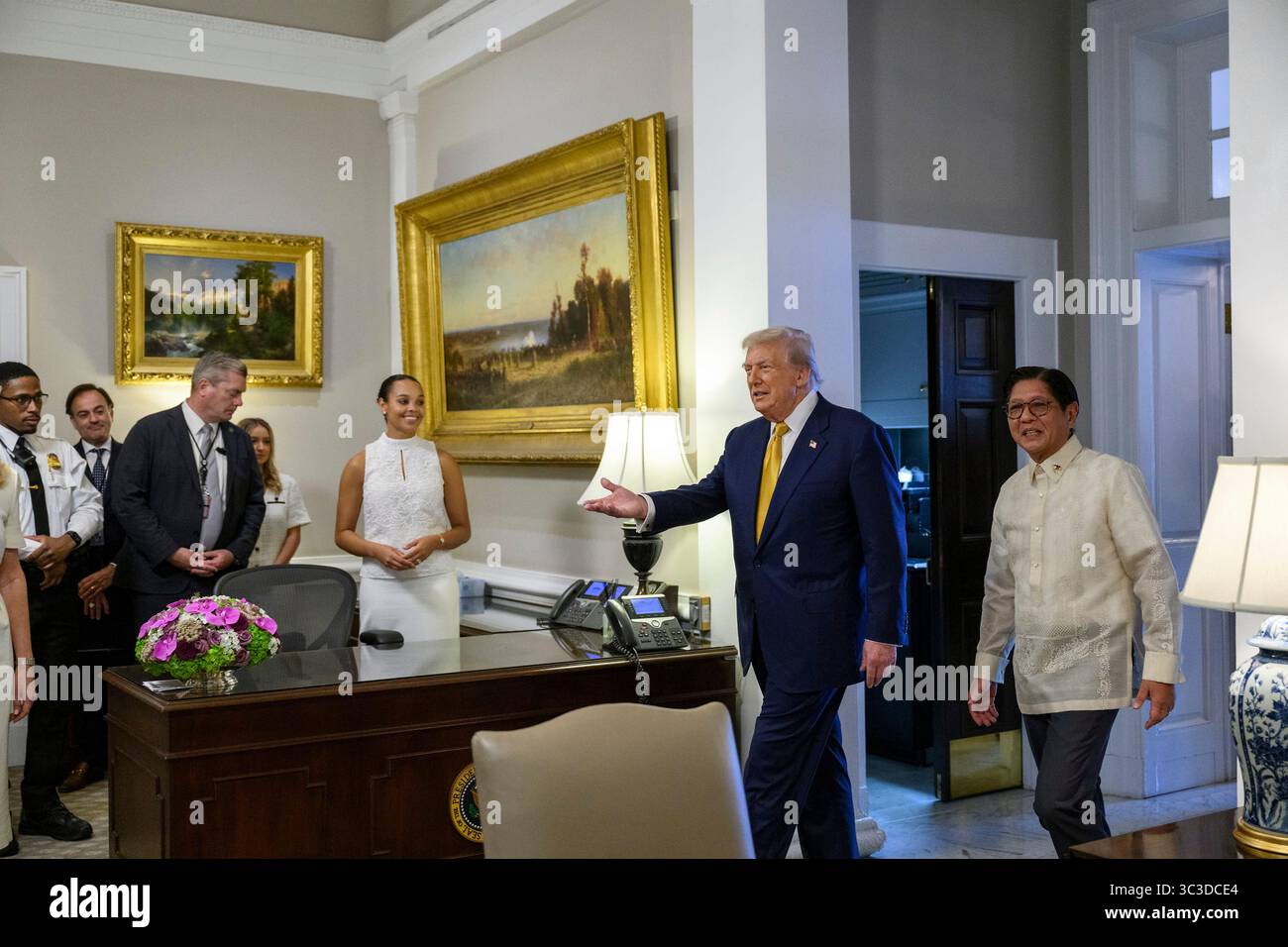 Washington, États-Unis d'Amérique. 22 juillet 2025. Le président américain Donald Trump, au centre, escorte le président philippin Ferdinand Marcos Jr., à droite, à son arrivée dans le hall de l'aile ouest de la Maison Blanche, le 22 juillet 2025 à Washington, DC crédit : Molly Riley/White House photo/Alamy Live News Banque D'Images
