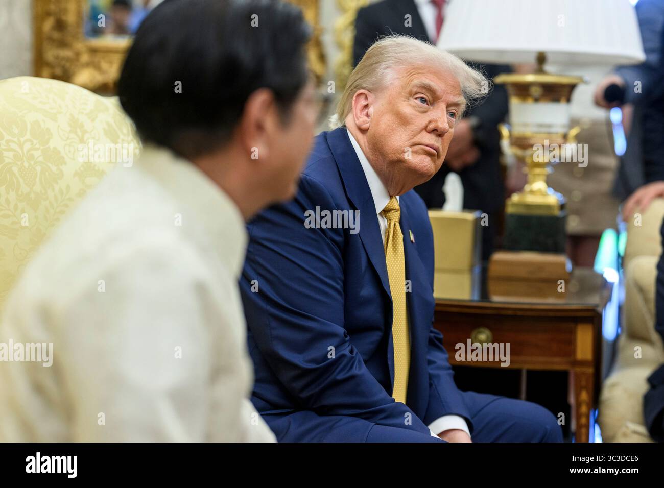 Washington, États-Unis d'Amérique. 22 juillet 2025. Le président américain Donald Trump, à droite, écoute le président philippin Ferdinand Marcos Jr., à gauche, lors d'une réunion bilatérale au Bureau ovale de la Maison Blanche, le 22 juillet 2025 à Washington, DC crédit : Daniel Torok/White House photo/Alamy Live News Banque D'Images