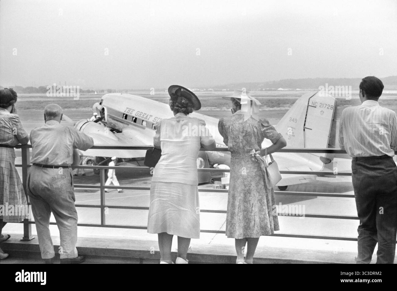 3 février 2021, Arlington, Virginie, États-Unis : visiteurs regardant l'avion depuis la plate-forme d'observation, aéroport municipal, Washington, D.C., États-Unis, Jack Delano, U.S. Office of War information, juillet 1941 (crédit image : © JT Vintage/Glasshouse via ZUMA Wire) Banque D'Images