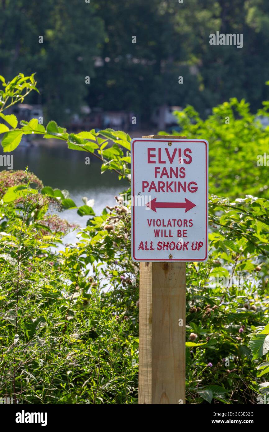 Shelbyville (Michigan) - Un panneau permet aux fans d'Elvis de stationner à un point d'accès au lac Selkirk. Banque D'Images