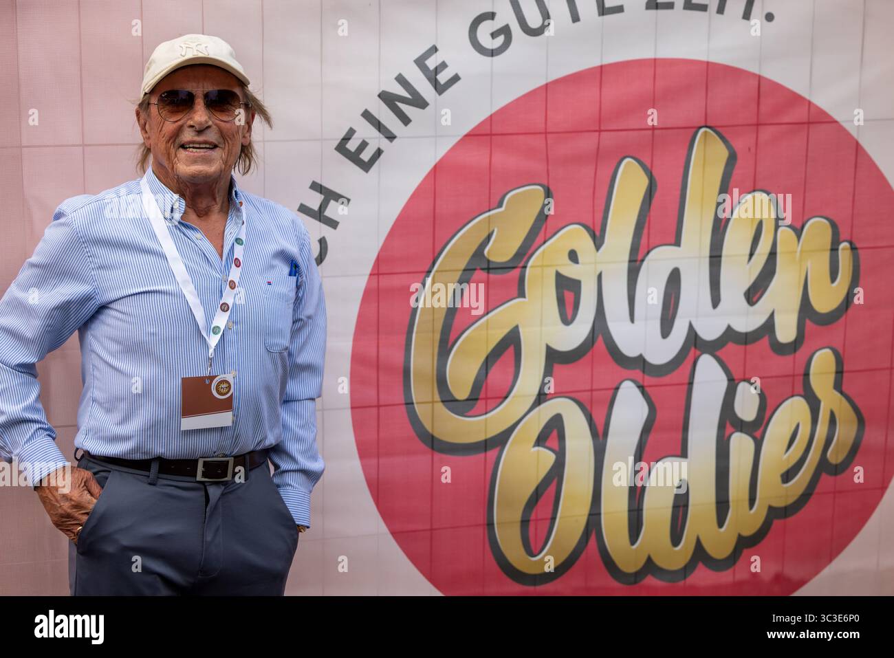 Wettenberg, Allemagne. 25 juillet 2025. L’acteur allemand Claus Theo Gärtner (né en 1943), connu pour son rôle de détective privé Josef Matula dans la série télévisée « Ein Fall für zwei » de la ZDF (Une affaire pour deux), est l’invité vedette de l’ouverture du 34e Golden Oldies Festival à Wettenberg, Hesse, Allemagne. Le Golden Oldies Festival est un festival annuel nostalgique (est. En 1989) avec un accent sur les années 1950 à 1980, jusqu'à 700 voitures classiques exposées, plus de 60 groupes live sur 8 scènes dans les rues et les places du village de Krofdorf-Gleiberg, une partie de la municipalité de Wettenberg. Crédit : Christian Lademann/Al Banque D'Images