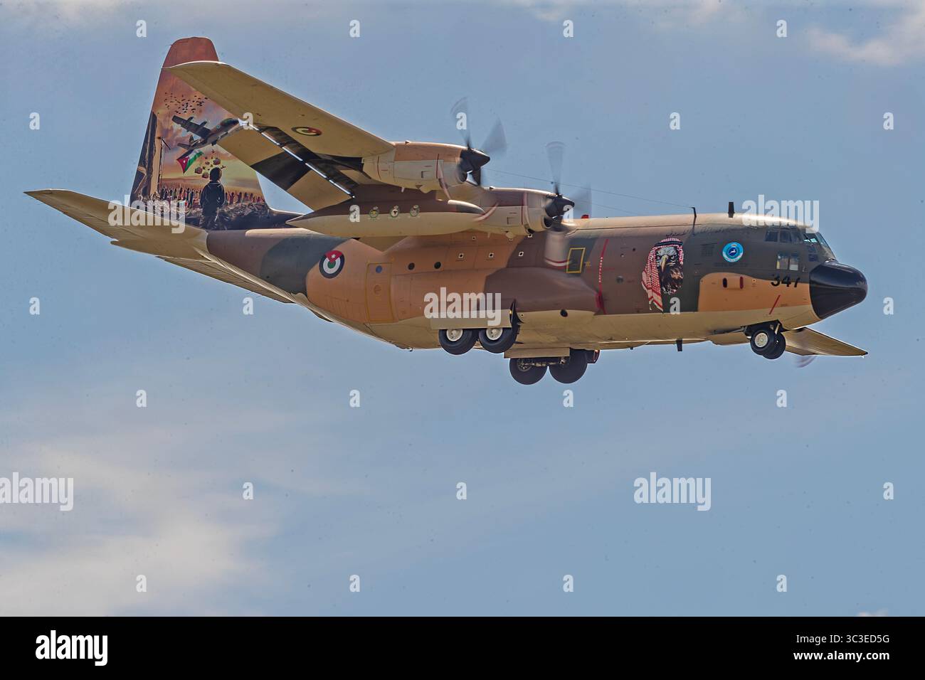 Royal Jordanian Air Force Lockheed C-130 Hercules arrivée à Royal International Air Tattoo, RAF Fairford, Gloucestershire, Royaume-Uni 16.07.2025 Banque D'Images