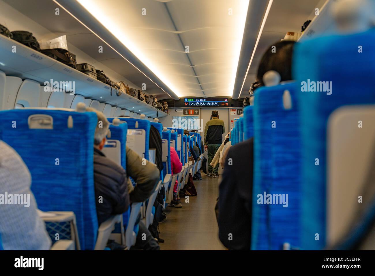Tokyo, Japon - 15 janvier 2025 intérieur du train à grande vitesse Shinkansen moderne avec des passagers dans les sièges. Banque D'Images