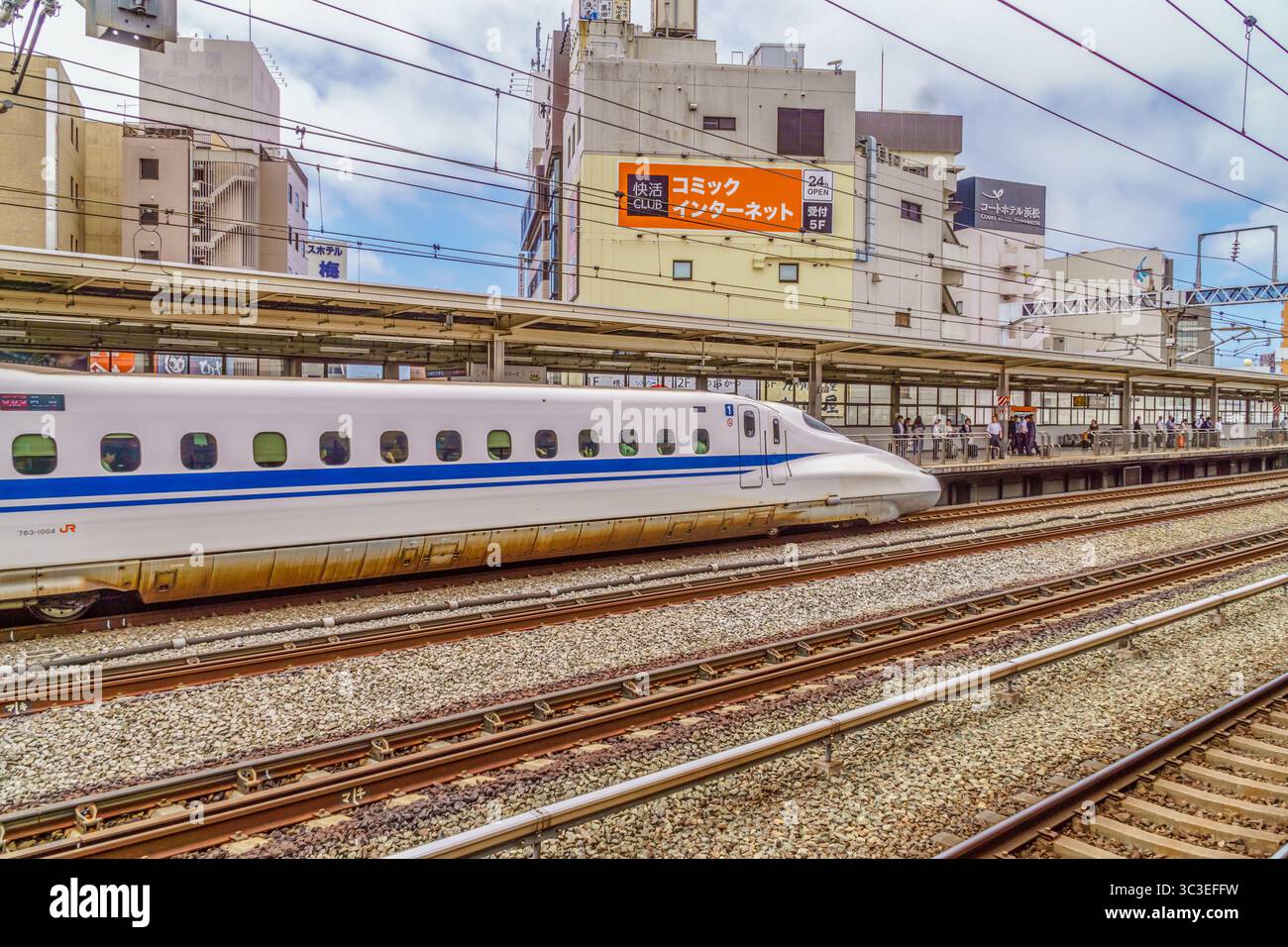 Tokyo, Japon - 15 janvier 2025 train à grande vitesse Shinkansen garé dans la gare. Banque D'Images