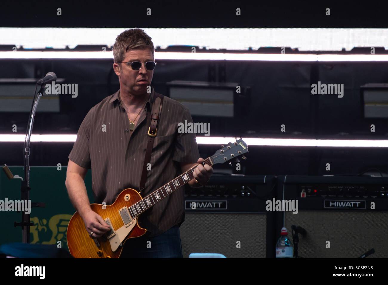Londres, Royaume-Uni. 25 juillet 2025. Noel Gallagher sur scène avec Oasis au stade de Wembley. LES IMAGES Cristina Massei/Alamy Live News NE PEUVENT ÊTRE UTILISÉES QUE DANS LE CADRE DE L'ÉVÉNEMENT. AUCUNE UTILISATION COMMERCIALE. AUCUNE UTILISATION DANS DES PUBLICATIONS EXCLUSIVEMENT DÉDIÉES À L'ARTISTE. AUCUNE UTILISATION APRÈS LE 24 JUILLET 2026 Banque D'Images