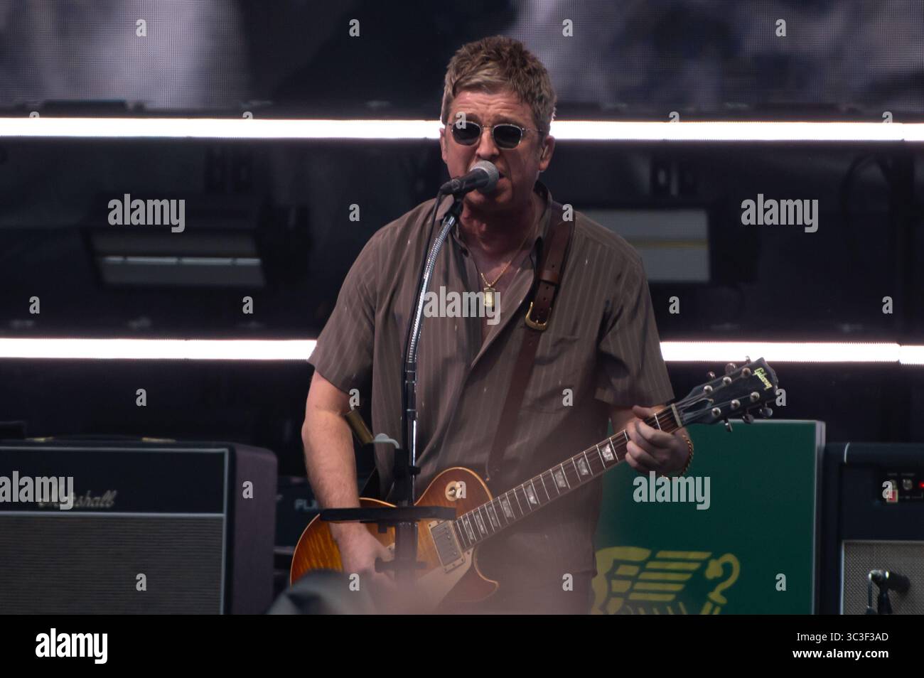 Londres, Royaume-Uni. 25 juillet 2025. Les frères Gallagher sur scène ensemble au stade de Wembley une fois de plus, alors que l'Oasis se réunit à Londres. LES IMAGES Cristina Massei/Alamy Live News NE PEUVENT ÊTRE UTILISÉES QUE DANS LE CADRE DE L'ÉVÉNEMENT. AUCUNE UTILISATION COMMERCIALE. AUCUNE UTILISATION DANS DES PUBLICATIONS EXCLUSIVEMENT DÉDIÉES À L'ARTISTE. AUCUNE UTILISATION APRÈS LE 24 JUILLET 2026 Banque D'Images