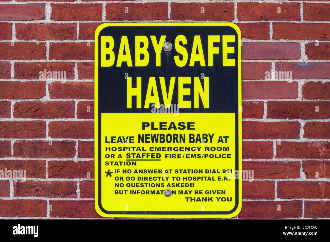 Panneau lecture Baby Safe Haven à la caserne de pompiers offrant de l'aide à ceux qui ne peuvent pas prendre soin de leur bébé. Banque D'Images