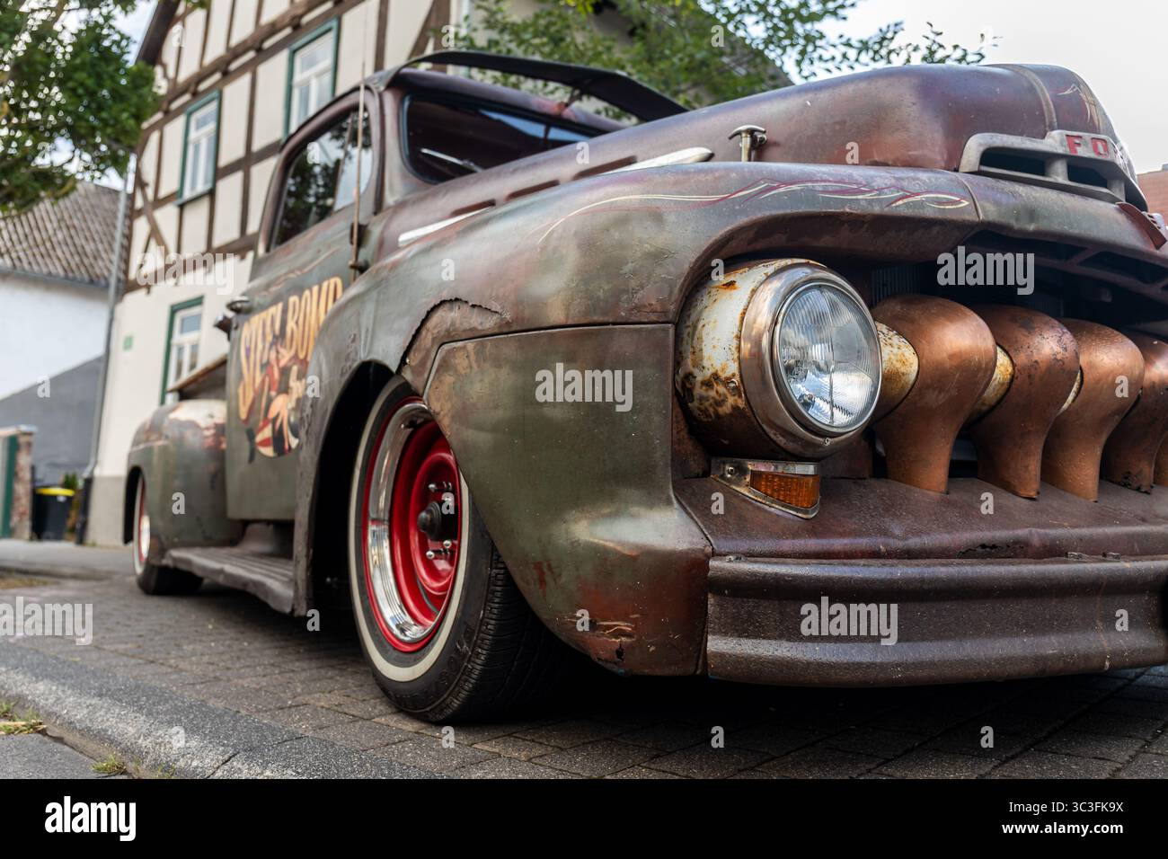 Wettenberg, Allemagne. 25 juillet 2025. Une vieille voiture classique américaine, une camionnette Ford F-1, est exposée dans le Hauptstraße (Steet principal) au 34e Golden Oldies Festival à Wettenberg, Hesse, Allemagne. Le Golden Oldies Festival est un festival annuel nostalgique (est. En 1989) avec un accent sur les années 1950 à 1980, jusqu'à 700 voitures classiques exposées, plus de 60 groupes live sur 8 scènes dans les rues et les places du village de Krofdorf-Gleiberg, une partie de la municipalité de Wettenberg. Crédit : Christian Lademann/Alamy Live News Banque D'Images