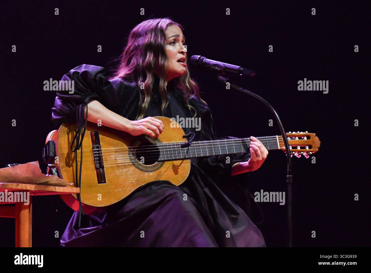 Madrid, Espagne. 25 juillet 2025. La chanteuse mexicaine Natalia Lafourcade se produit lors du concert au Teatro Real de Madrid. Crédit : SOPA images Limited/Alamy Live News Banque D'Images