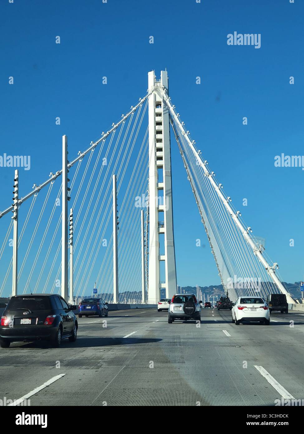 Traverser le magnifique San Francisco- Oakland Bay Bridge en Californie par une journée parfaite, claire et sans brouillard. - Image de stock capturée avec un smartphone