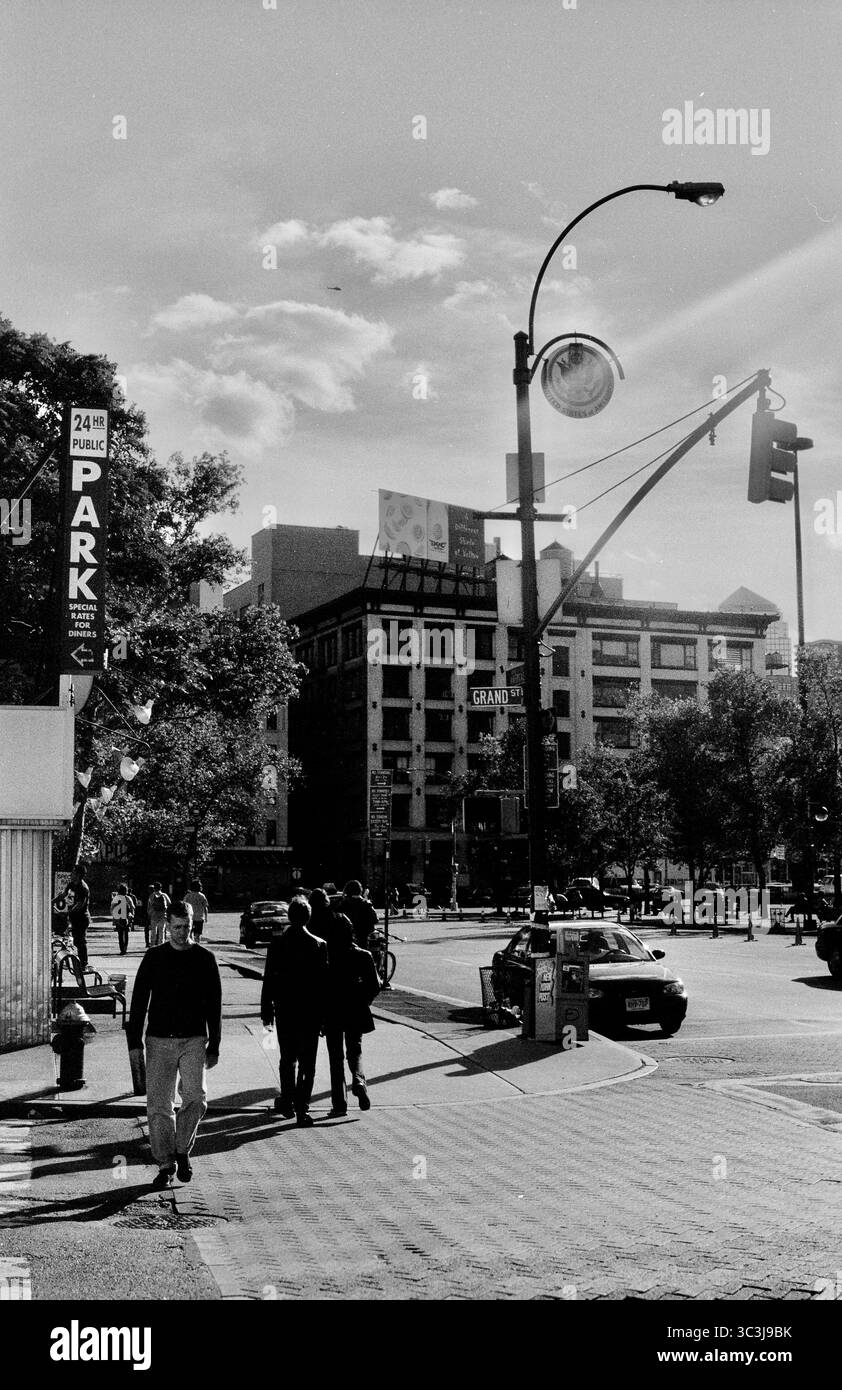 Piétons marchant dans leur quartier sur Grand Street à Lower Manhattan le lendemain des attentats du 11 septembre du World Trade Center, photographiés le 12/2001 septembre Banque D'Images
