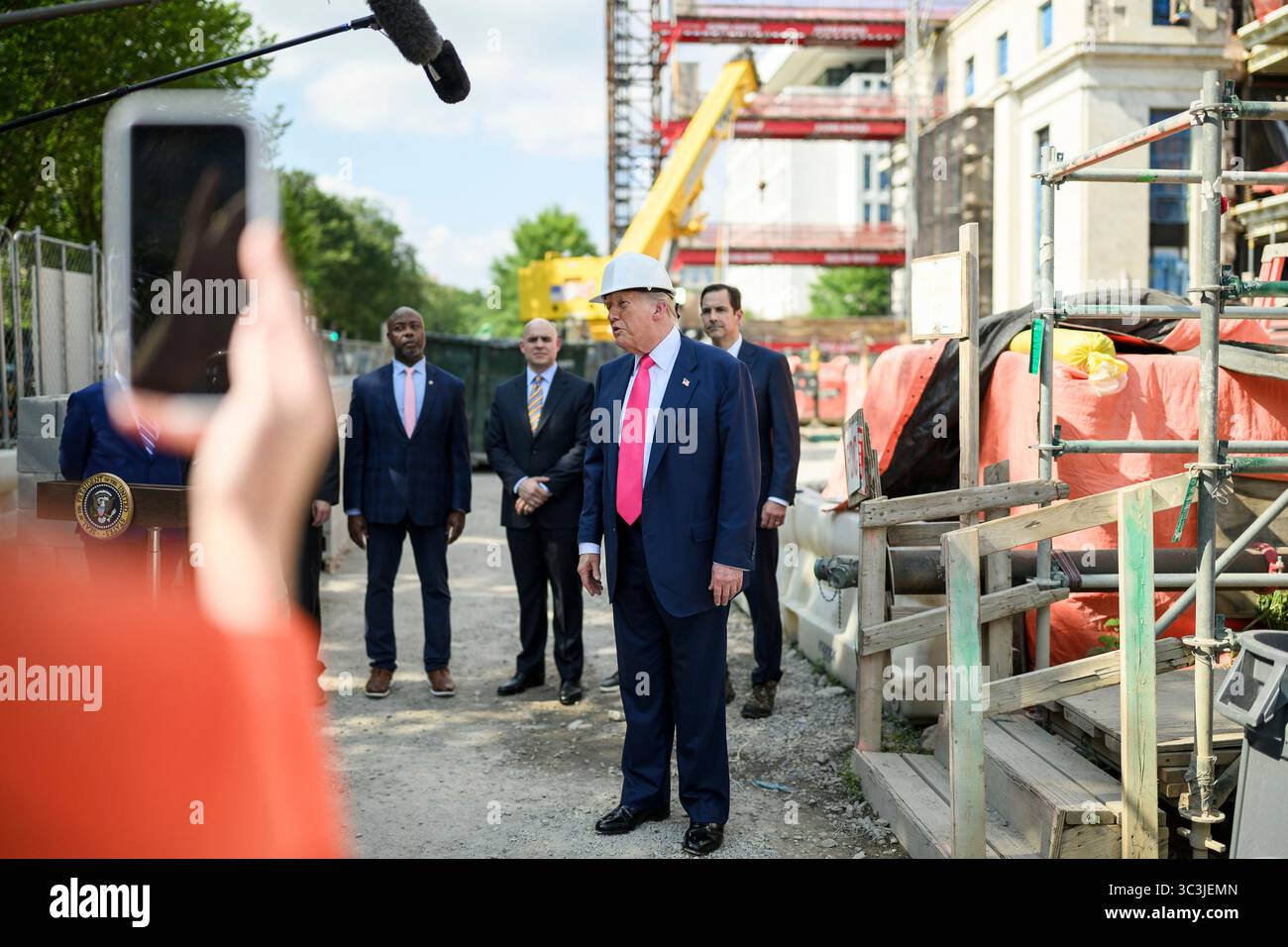 Washington, États-Unis d'Amérique. 24 juillet 2025. Washington, États-Unis d'Amérique. 24 juillet 2025. Le président américain Donald Trump, à droite, aux côtés du sénateur Tim Scott, à gauche, s’adresse aux médias à la suite d’une visite du projet de rénovation du bâtiment de la réserve fédérale, le 24 juillet 2025 à Washington, DC crédit : Daniel Torok/White House photo/Alamy Live News Banque D'Images