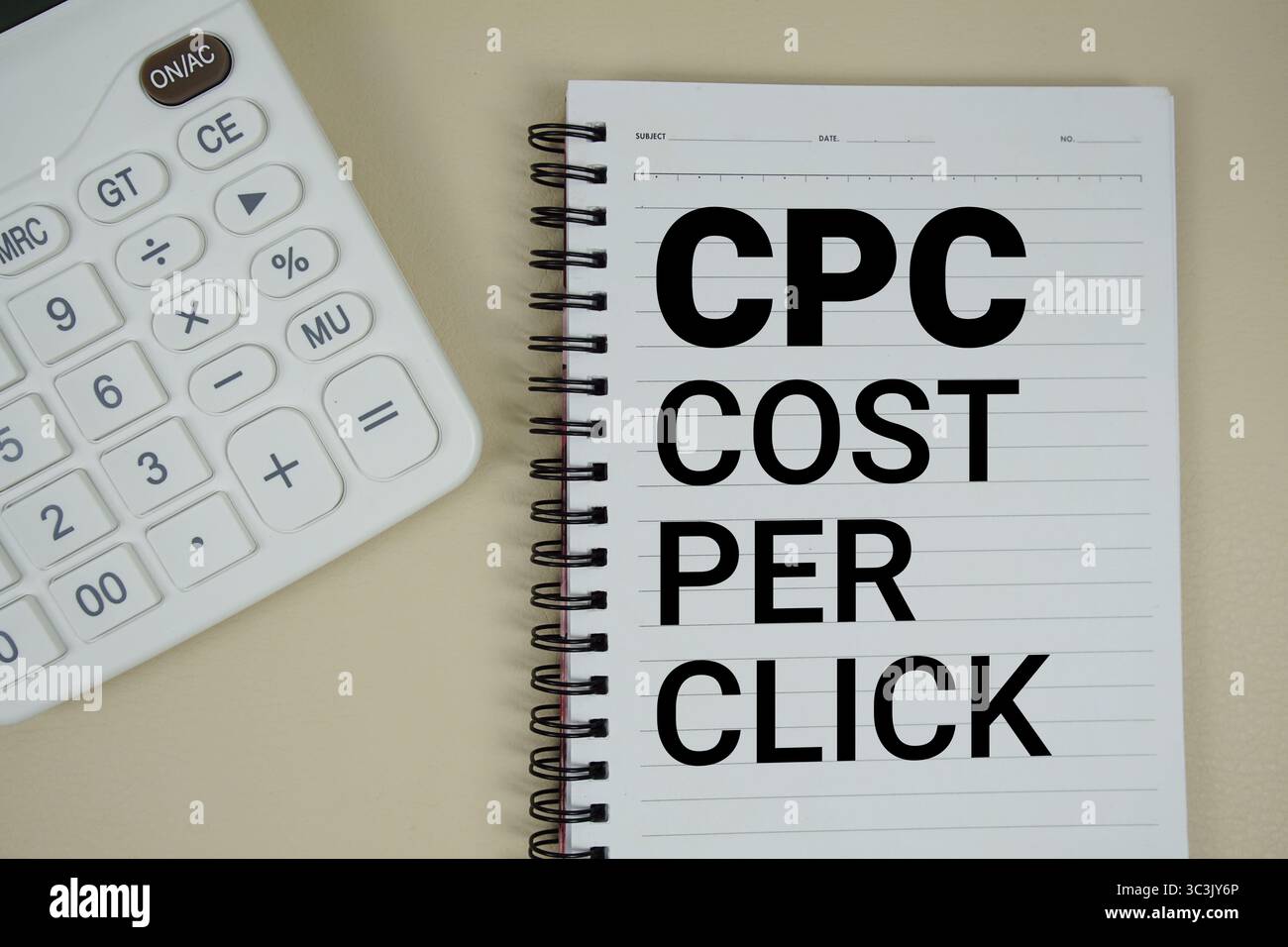 CPC Abréviations du coût par clic texte avec la phrase de calculateur d'affaires et de concept financier Banque D'Images