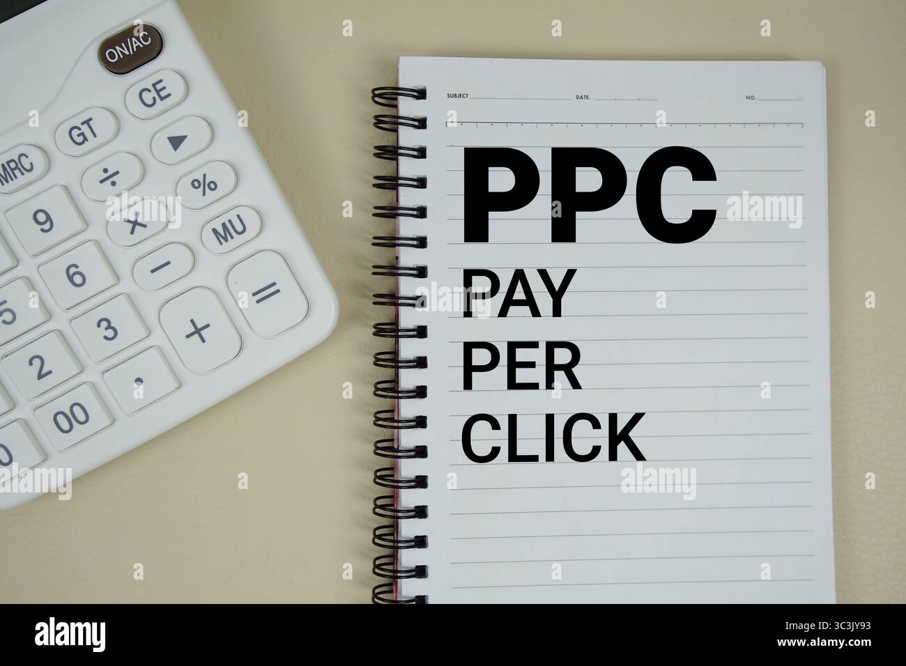 PPC payer par texte de clic avec la phrase de calculateur d'affaires et de concept financier Banque D'Images