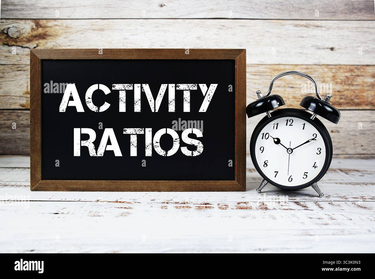 Rapports d'activité message texte et réveil sur fond de bois Banque D'Images