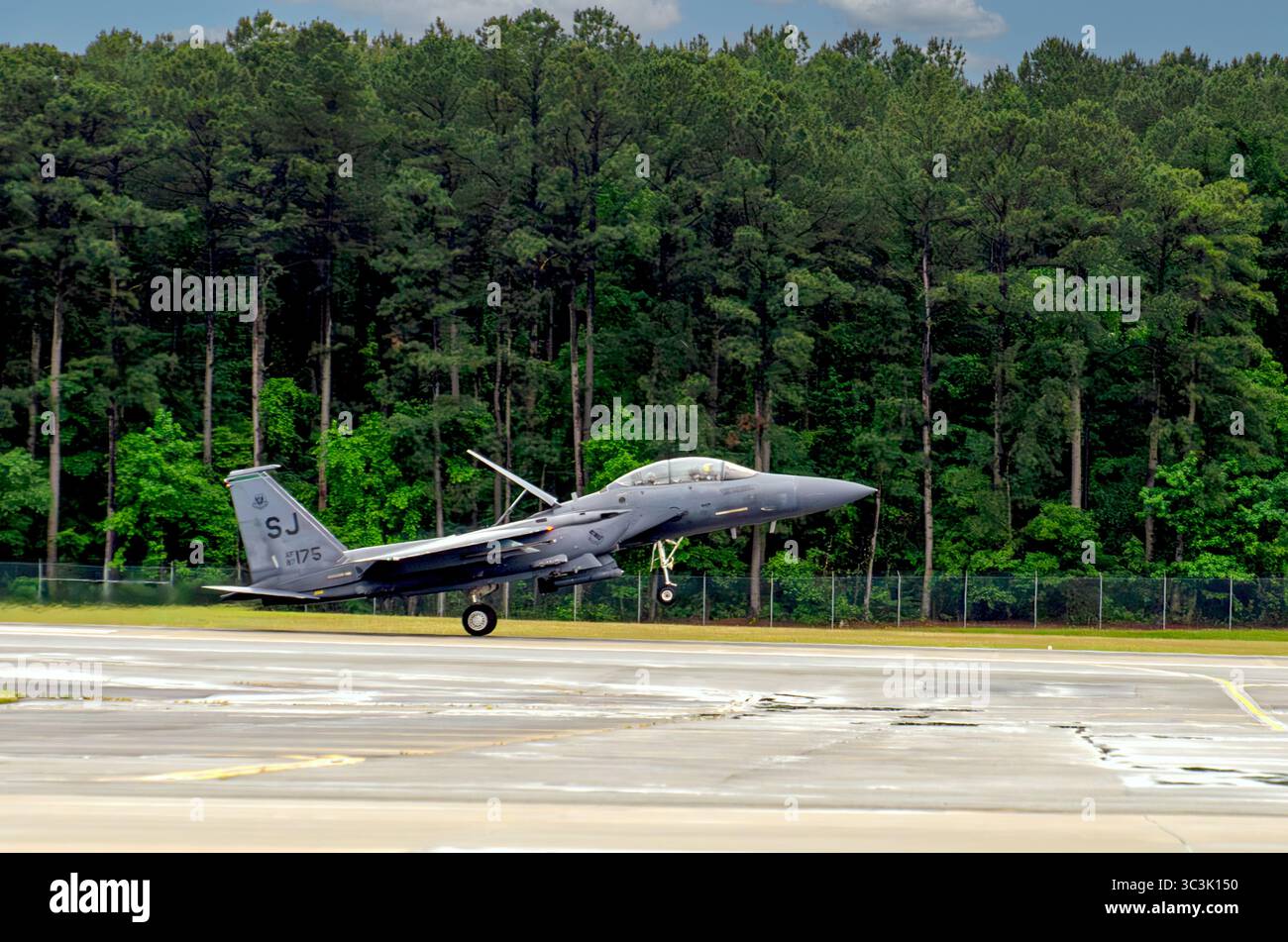 Un F-15E Strike Eagle de l'US Air Force établit un contact sur piste lors du 2023 Wings Over Wayne Air Show à Seymour Johnson AFB, Goldsboro, Caroline du Nord. Banque D'Images