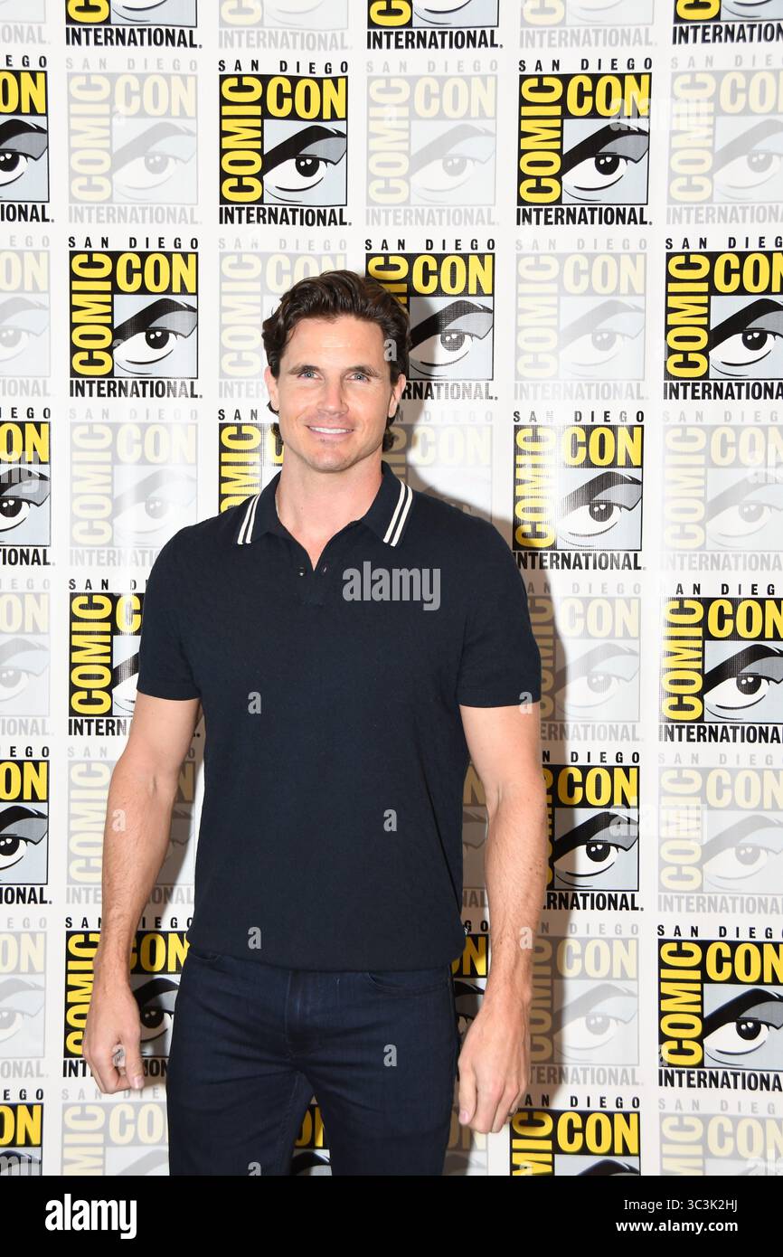 Stephen Amell assiste à l'appel photo pour 'Upload' au Hilton Bayfront lors de la deuxième Journée internationale du Comic-Con de San Diego, le 25 juillet 2025. Banque D'Images