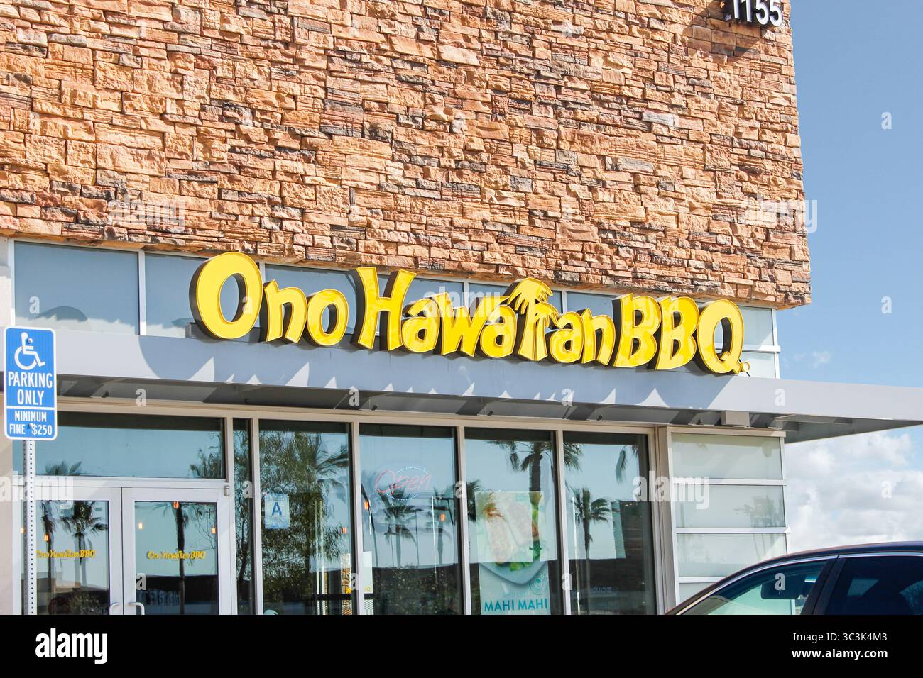 Rialto, Californie, États-Unis - 02-06-2020 : un panneau de façade de magasin pour la chaîne de restaurants connue sous le nom de Ono Hawaiian BBQ. Banque D'Images