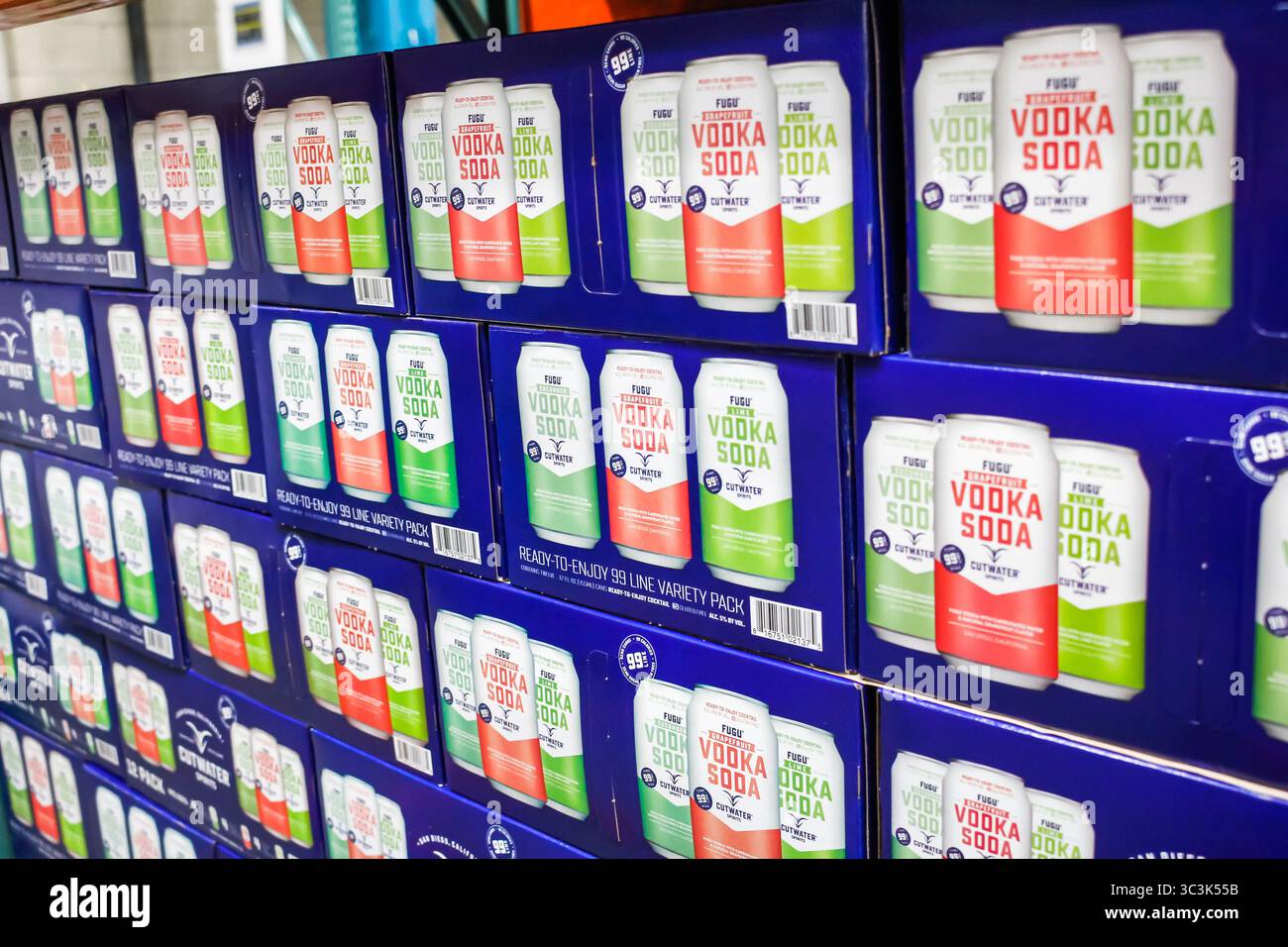 Los Angeles, Californie, États-Unis - 02-08-2020 : une vue de plusieurs caisses de canettes de vodka Cutwater Spirits, au magasin. Banque D'Images