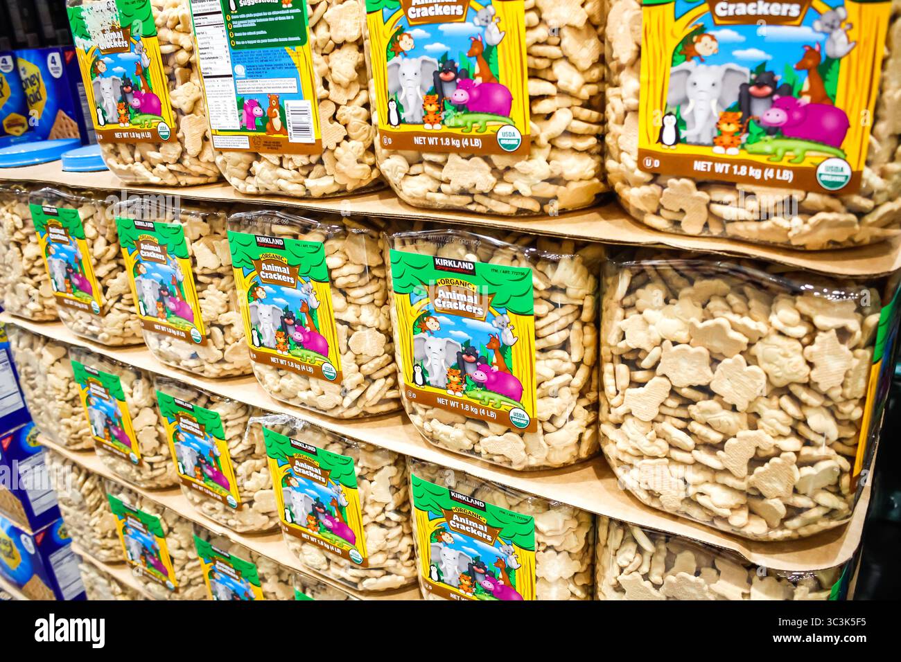 Los Angeles, Californie, États-Unis - 02-08-2020 : une vue de plusieurs crackers animaux biologiques Kirkland signature exposés dans un Costco local. Banque D'Images