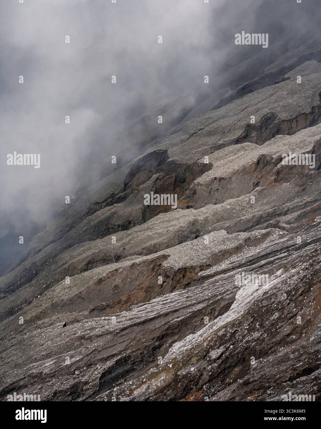 Vue de détail verticale à l'intérieur du cratère fumant du volcan actif Mont bromo, parc national bromo Tengger Semeru, Java oriental, Indonésie Banque D'Images