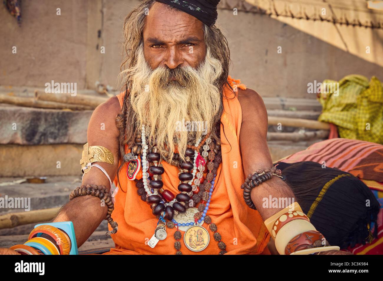 Varanasi, Inde - 1er mars 2025 : Sadhu hindou sainte personne dans la ville de Varanasi, Inde Banque D'Images