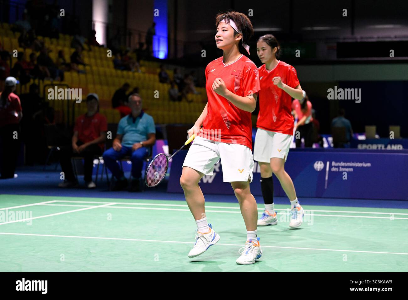 Muelheim, Allemagne. 25 juillet 2025. Liu Jiayue (G)/Tang Ruizhi réagissent lors du match de quarts de finale en double féminin du badminton entre Liu Jiayue/Tang Ruizhi de Chine et Aditi Bhatt/Devika Sihag d'Inde aux Jeux mondiaux universitaires Rhin-Ruhr 2025 de la FISU à Muelheim, Allemagne, le 25 juillet 2025. Crédit : Ulrich Hufnagel/Xinhua/Alamy Live News Banque D'Images