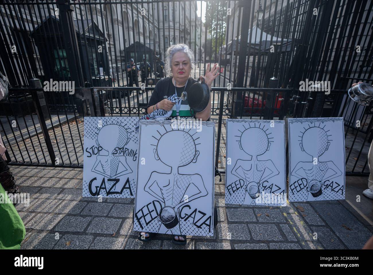 Londres, Angleterre, Royaume-Uni. (25 juillet 2025) des milliers de manifestants pro-palestiniens ont laissé des casseroles et des poêles devant la résidence du premier ministre Downing Street pour honorer des milliers de personnes qui ont été abattues en faisant la queue pour de la nourriture ou mortes de faim à Gaza. Les manifestants accusent le gouvernement britannique de complicité dans le génocide israélien et appellent à une intervention immédiate dans la famine de Gaza par Israël. Crédit photo : Lab Mo/ALAMY LIVE NEWS Banque D'Images