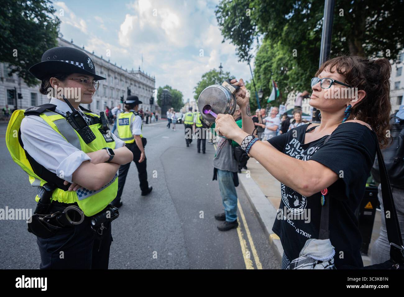 Londres, Angleterre, Royaume-Uni. (25 juillet 2025) des milliers de manifestants pro-palestiniens ont laissé des casseroles et des poêles devant la résidence du premier ministre Downing Street pour honorer des milliers de personnes qui ont été abattues en faisant la queue pour de la nourriture ou mortes de faim à Gaza. Les manifestants accusent le gouvernement britannique de complicité dans le génocide israélien et appellent à une intervention immédiate dans la famine de Gaza par Israël. Crédit photo : Lab Mo/ALAMY LIVE NEWS Banque D'Images