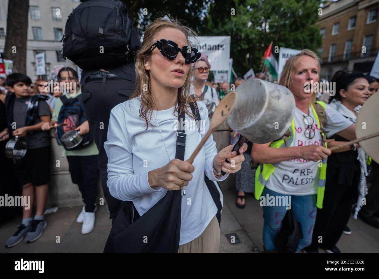 Londres, Angleterre, Royaume-Uni. (25 juillet 2025) des milliers de manifestants pro-palestiniens ont laissé des casseroles et des poêles devant la résidence du premier ministre Downing Street pour honorer des milliers de personnes qui ont été abattues en faisant la queue pour de la nourriture ou mortes de faim à Gaza. Les manifestants accusent le gouvernement britannique de complicité dans le génocide israélien et appellent à une intervention immédiate dans la famine de Gaza par Israël. Crédit photo : Lab Mo/ALAMY LIVE NEWS Banque D'Images