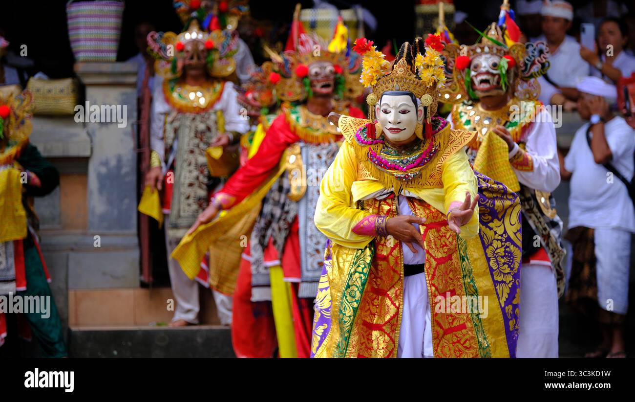 Des danseurs masqués balinais se produisent lors d'un événement culturel traditionnel à Ubud Banque D'Images