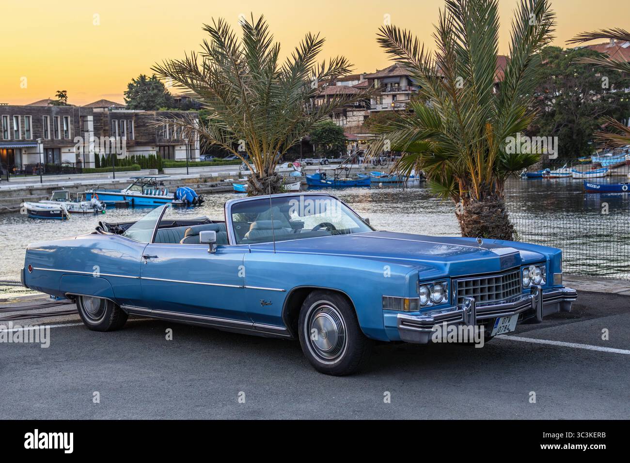 Nessebar, Burgas, Bulgarie - juillet 25.2025 : Cadillac Eldorado décapotable bleu rétro sur le port de Nessebar, Burgas, Bulgarie au coucher du soleil Banque D'Images