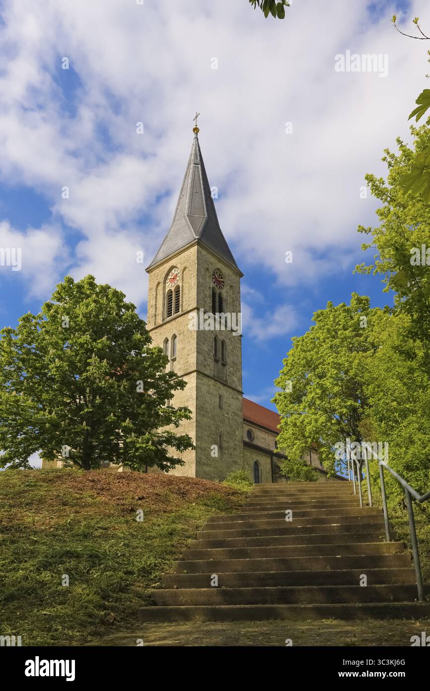 Martinus, église catholique, lieu de culte, édifice sacré, escalier, tour d'église, horloge, croix, bâtiment religieux, Dotternhausen, Zollernalb Banque D'Images