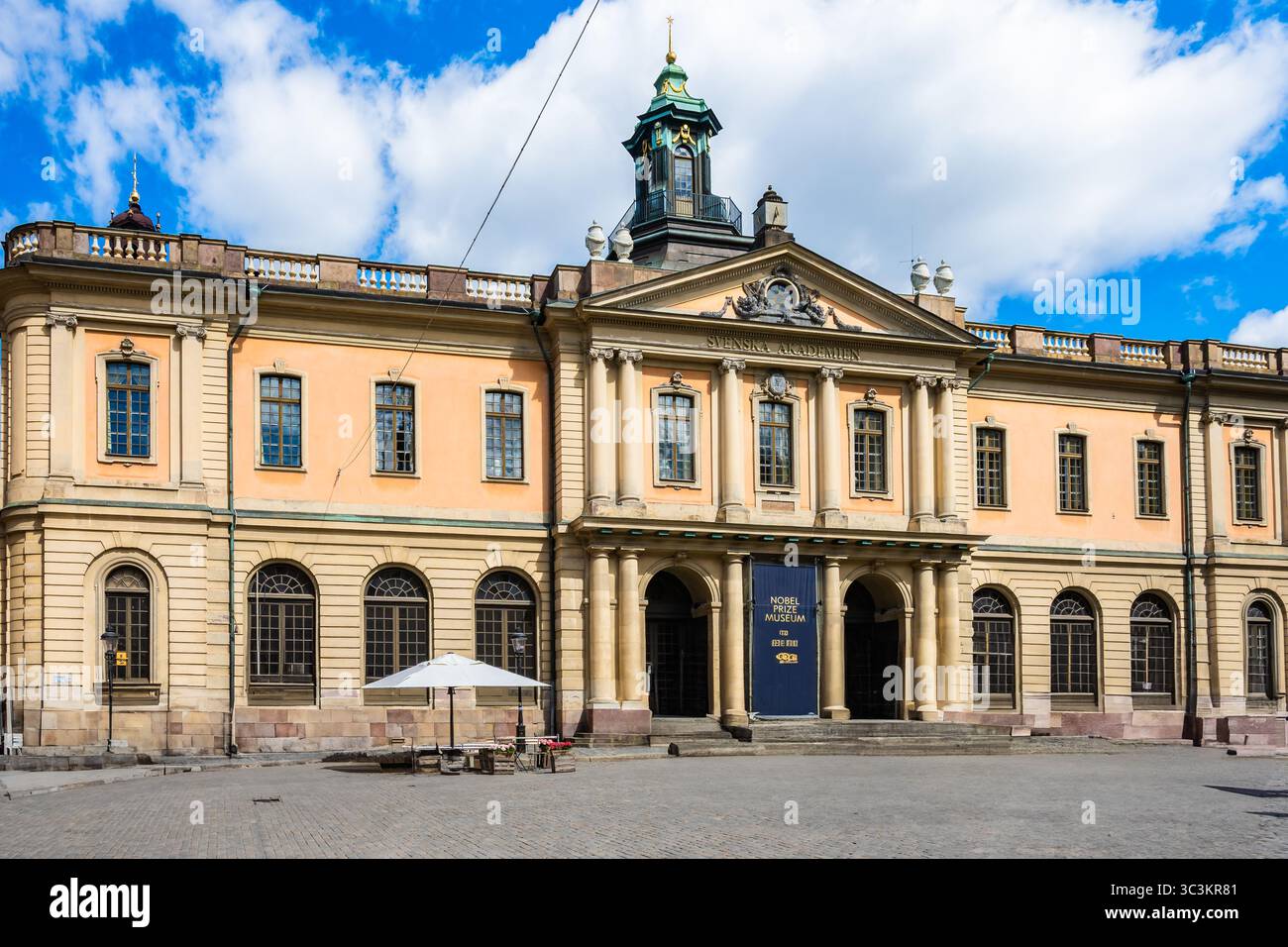 STOCKHOLM, SUÈDE - 30 juin 2025 : L'ancien bâtiment de la Bourse sur la place Stortorget dans la vieille ville de Stockholm, en Suède, abrite le Nobel Priz Banque D'Images