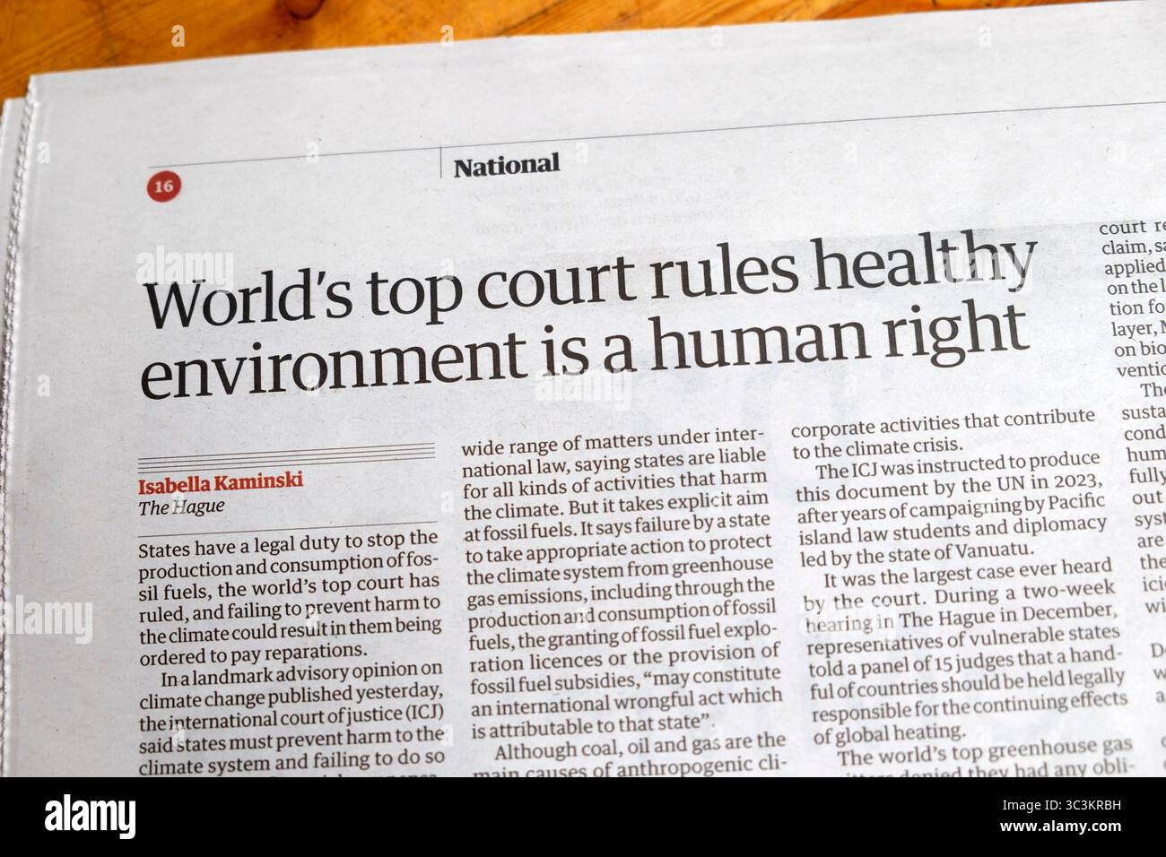"La plus haute cour du monde statue sur un environnement sain est un droit de l'homme" titre du journal Guardian article de la CIJ sur la crise climatique 24 juin 2025 Londres Angleterre Royaume-Uni Banque D'Images