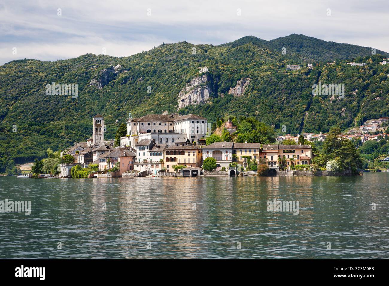 Vue depuis San Giulio de Isola San Giulio dans le lac d'Orta en Italie et le monastère de Madonna del Sasso sur la montagne au-delà. Banque D'Images