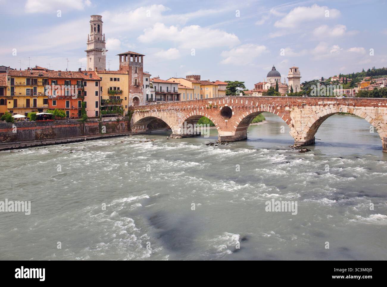 Pont Saint-Pierre sur la rivière Adige à Vérone avec la tour de la cathédrale de Vérone et le dôme de l'église catholique de San Giorgio in Braida au-delà. Banque D'Images