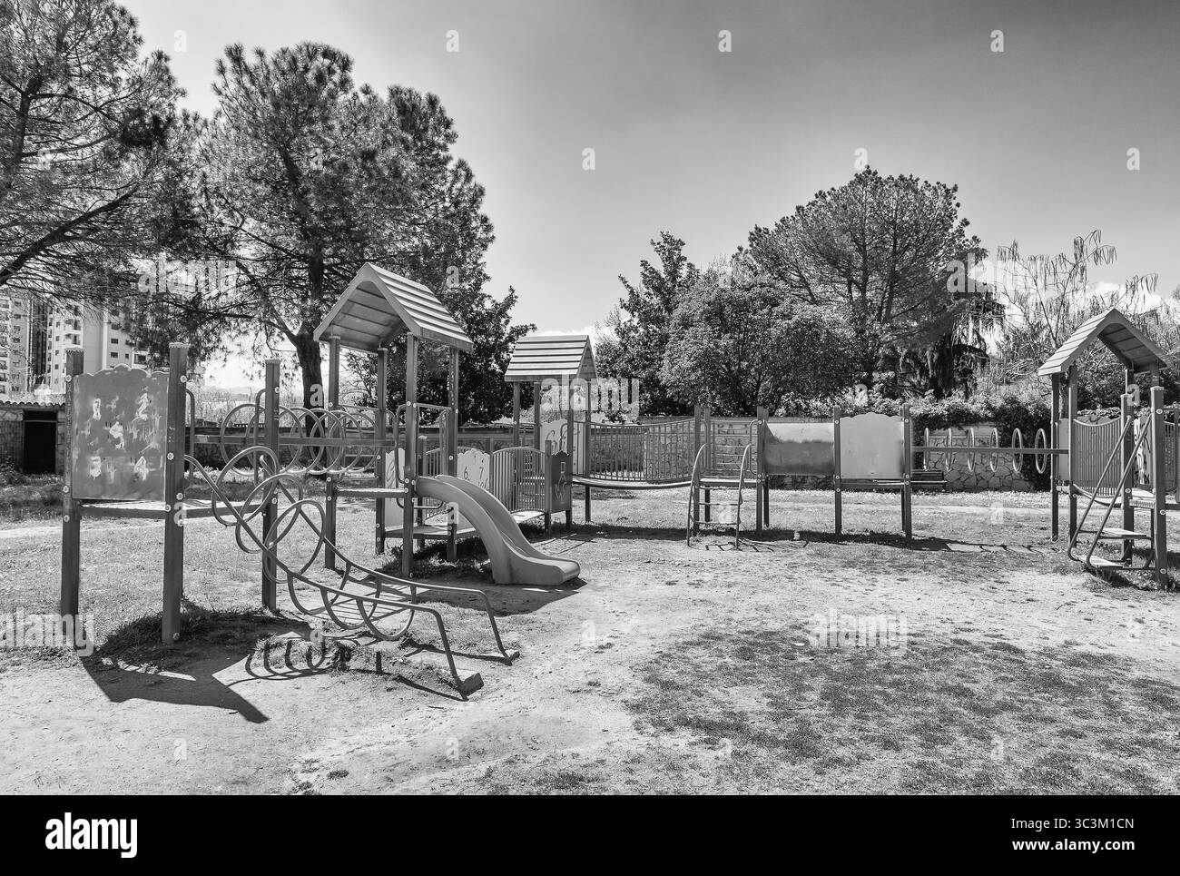 Aire de jeux déserte pour les enfants à l'intérieur d'un parc public urbain en Italie Banque D'Images