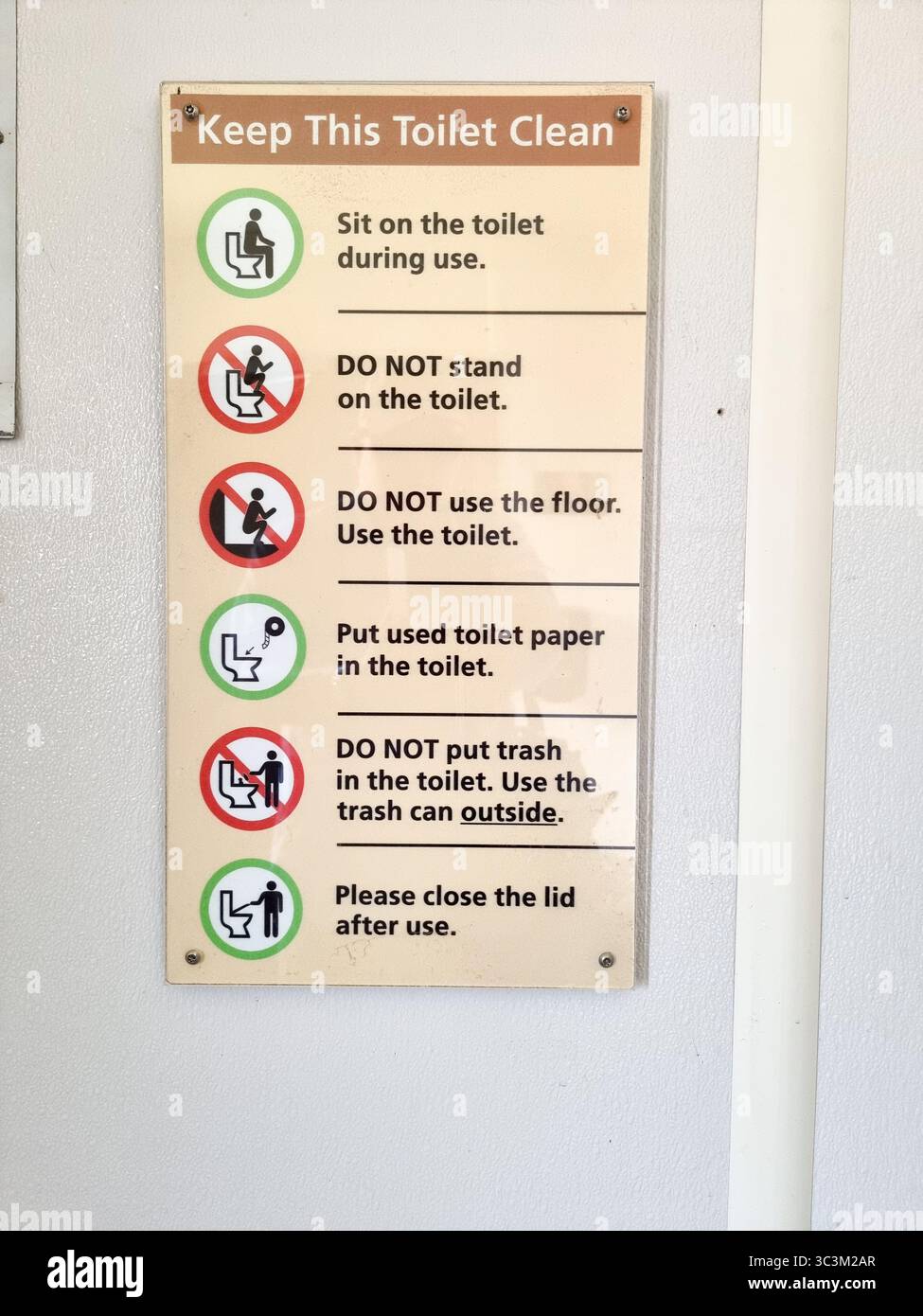 Panneau avec des icônes et des règles sur l'utilisation des toilettes 'Gardez ces toilettes propres' Banque D'Images