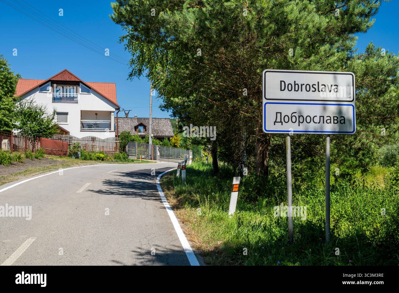 Panneau routier bilingue en alphabet latin et cyrillique, Dobroslava, Presov, Slovaquie Banque D'Images