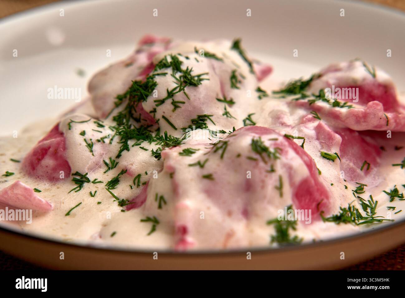 Boulettes crémeuses infusées d'herbes fraîches servies dans une sauce onctueuse, parfaites pour un repas délicieux et satisfaisant Banque D'Images