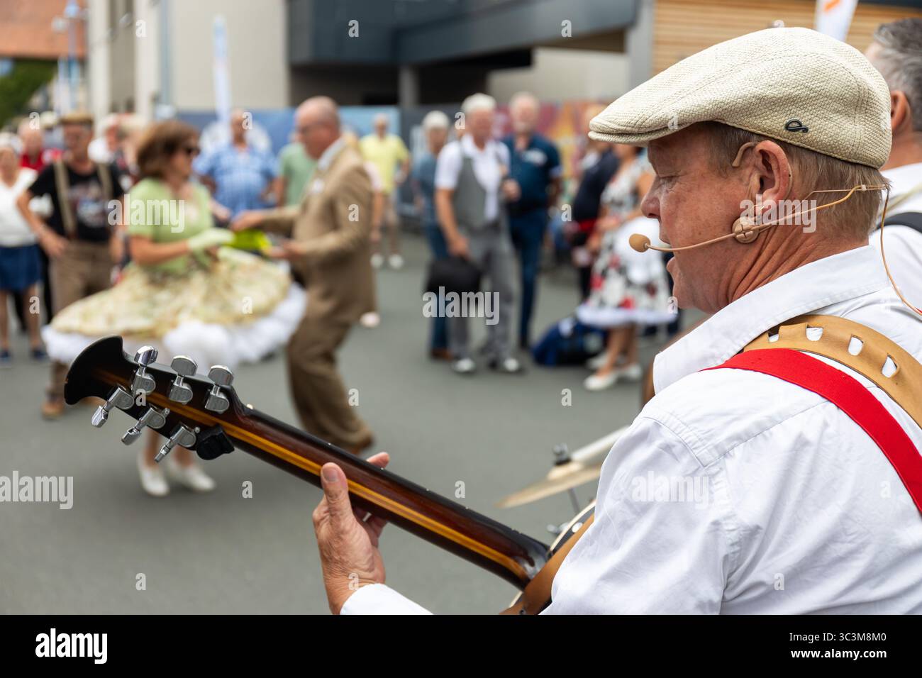 Wettenberg, Allemagne. 26 juillet 2025. Un groupe joue de la musique ancienne, les visiteurs dansent dessus. Pour la 34e fois, le Golden Oldies Festival fait revivre la période des années 1950 aux années 1980 avec musique, mode et voitures anciennes. Crédit : Christian Lademann/dpa/Alamy Live News Banque D'Images