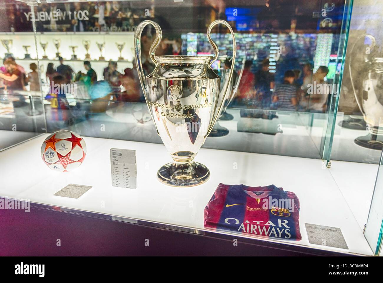 BARCELONE - 11 AOÛT : Coupe remportée par le FC Barcelone en 2014-15 Ligue des champions de l'UEFA, présentée au Camp Nou Experience Tour and Museum, Barcelone, Cataloni Banque D'Images