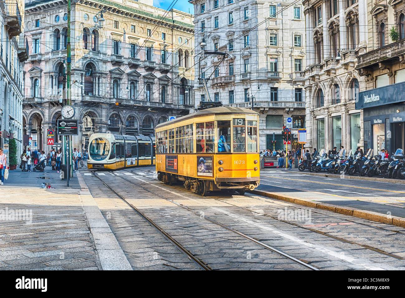 MILAN - 11 SEPTEMBRE : tramways emblématiques circulant dans le centre-ville de Milan, Italie, le 11 septembre 2017 Banque D'Images